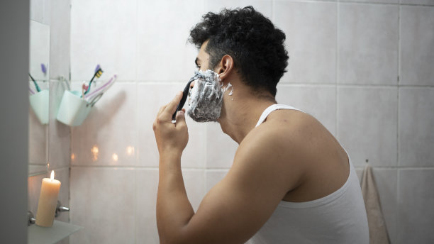 卷头发的男人正在刮胡子图片下载