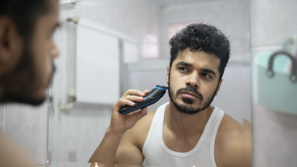 男人用剃刀剃胡子图片下载