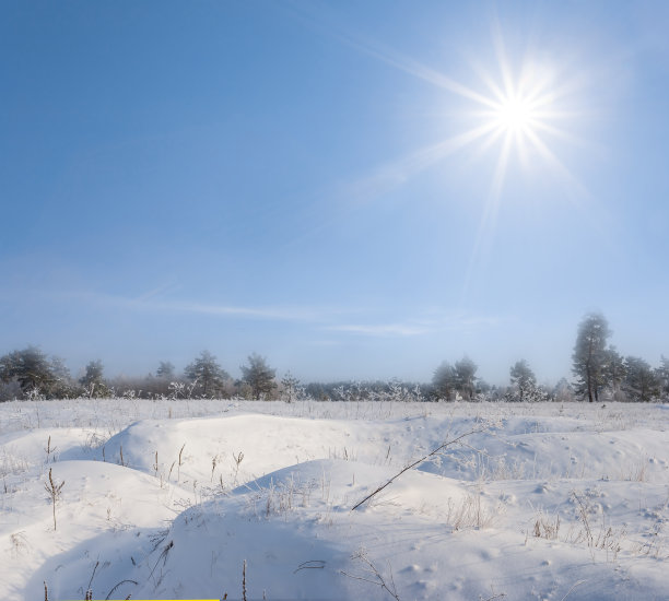 阳光下的冰雪平原冬季户外场景图片下载