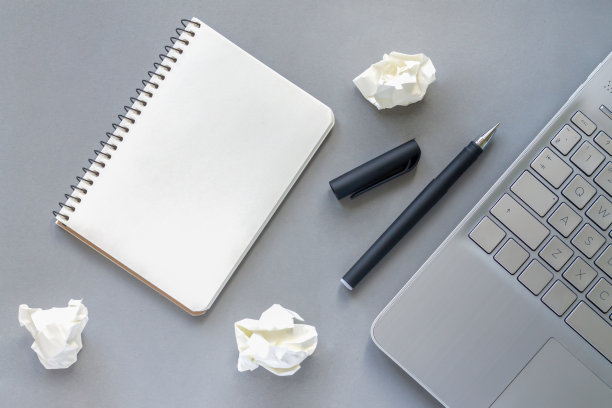 笔记本电脑，空白记事本笔和皱巴巴的纸图片下载