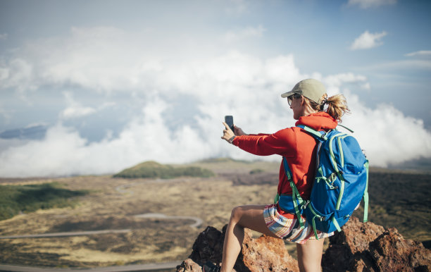 女徒步旅行者在埃特纳火山的斜坡上拍照图片下载