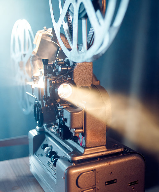 复古电影放映机正在放映电影图片下载