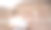 男生戴着耳机，在户外用笔记本电脑。有选择性的重点图片下载