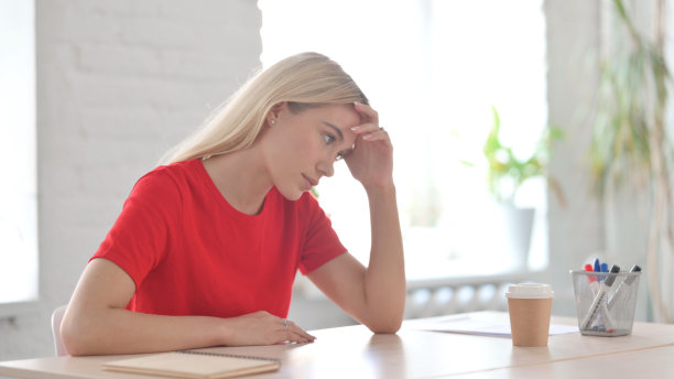 紧张的年轻金发女子在工作中有情绪压力图片下载