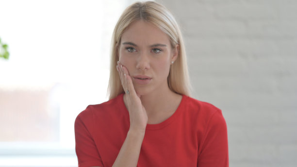 生病的年轻金发女人的肖像有牙痛，感染图片下载