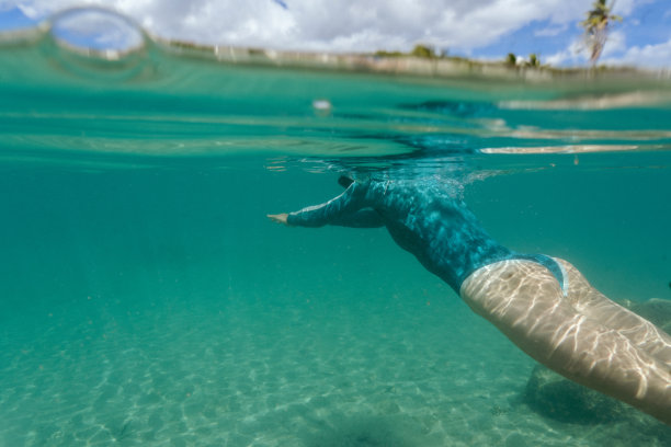 美丽的女子在水下游泳的泳衣图片下载