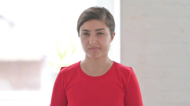 印度妇女摇头的肖像，没有迹象图片下载