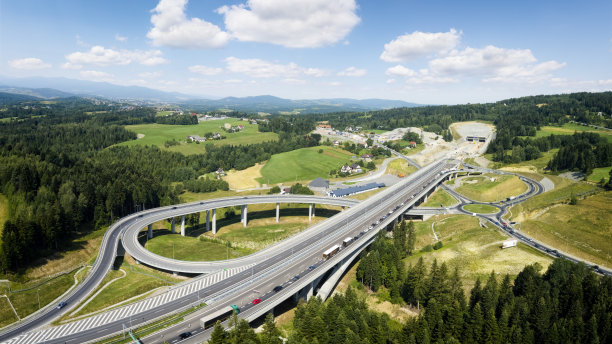 新的S7高速公路连接克拉科夫和扎科帕内，波兰图片下载