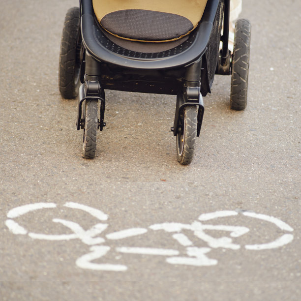 一辆婴儿车在自行车道上违反了交通规则。婴儿车的移动不在它的车道上图片下载