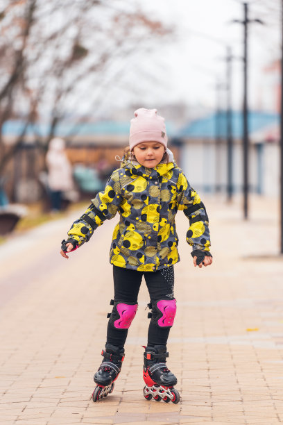 学滑旱冰的可爱小女孩图片下载