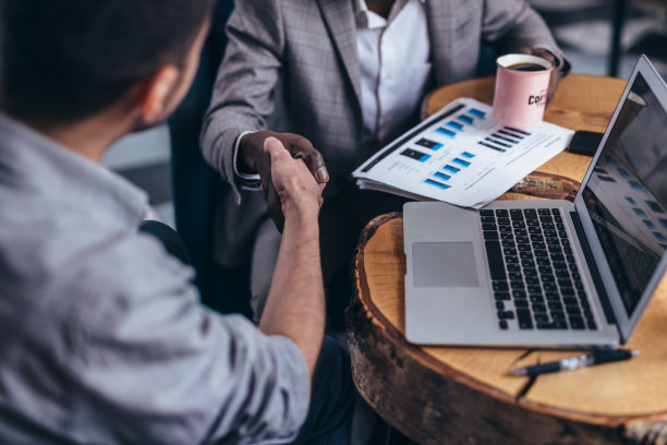 业务同事握手。男子握手与他的搭档达成协议图片下载