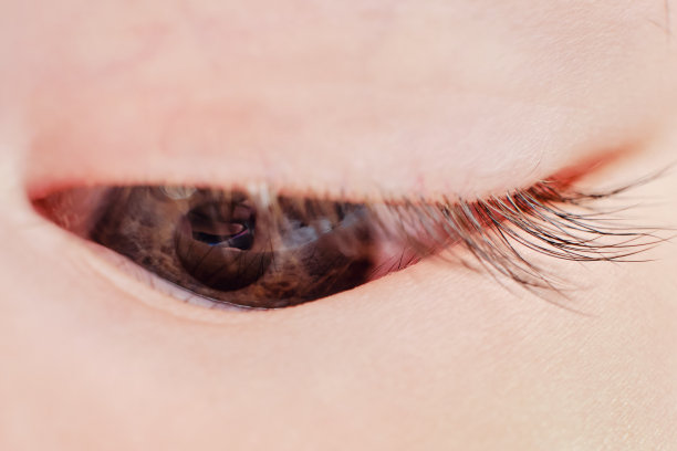 一岁婴儿眼睛和睫毛特写，儿童面部微距照片图片下载