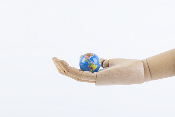 木制假手拿着地球仪图片下载