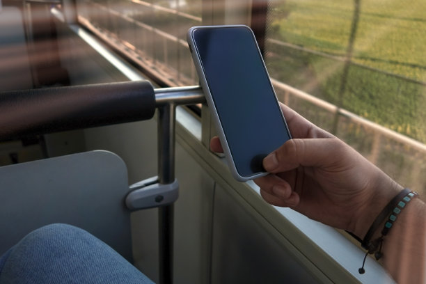 乘公共汽车时使用智能手机图片下载