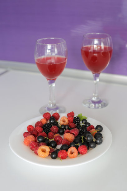 覆盆子，醋栗，黑莓和酒杯图片下载