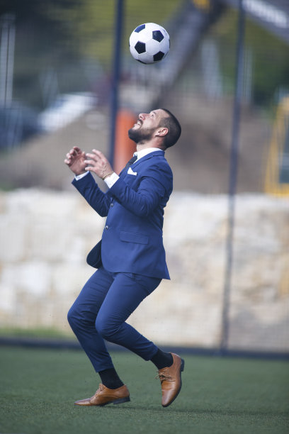 商人在踢足球。图片下载