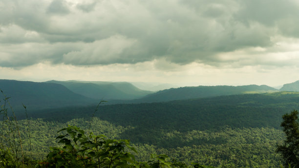 全景的山，多云的天空，阳光和阴影的森林美丽的峡谷泰国。图片下载