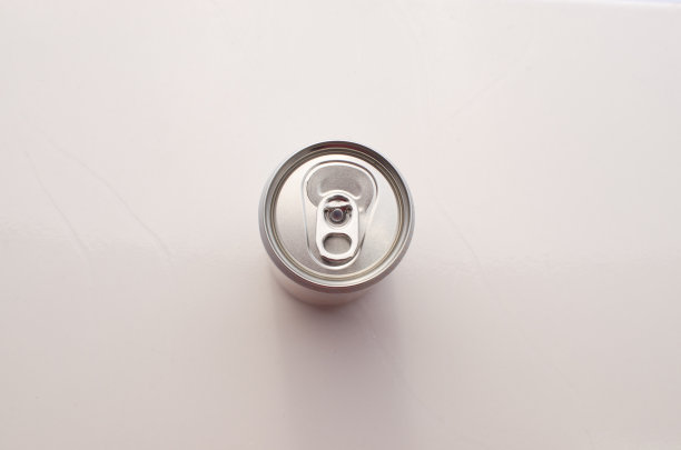 铝罐，顶饮料罐。回收铝金属。苏打底铝罐。前视图。汽水罐的质感，汽水罐的墙纸。图片下载