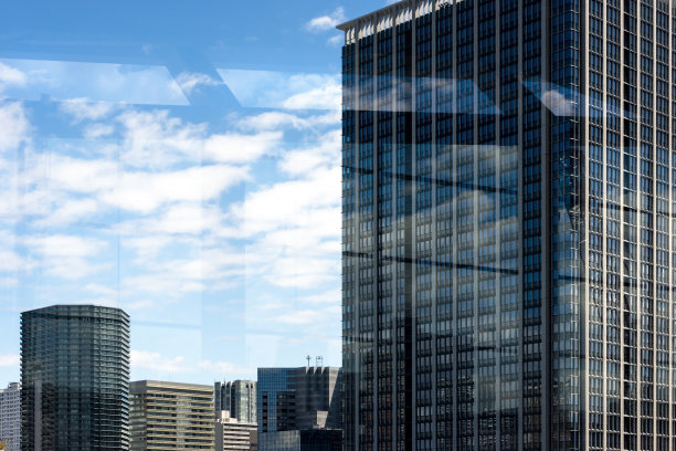 透过窗户看到摩天大楼。图片下载