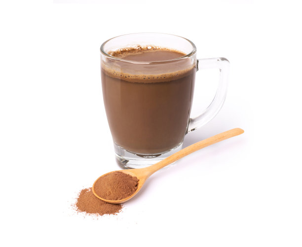 一杯热巧克力饮料与可可粉在木勺隔离在白色图片下载