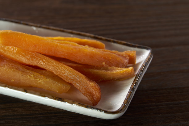 木桌上的红薯干图片下载