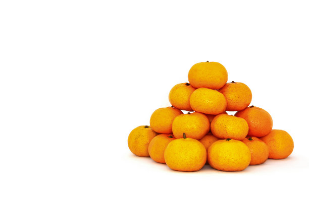 白色背景上的一叠新鲜橘子，复制空间图片下载
