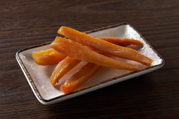 木桌上的红薯干图片下载