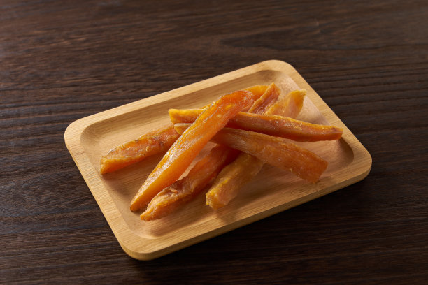 木桌上的红薯干图片下载