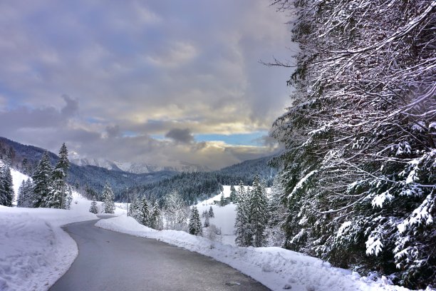冬天散步的小路。德国一条被雪覆盖的小路。沿着巴伐利亚白雪覆盖的小路走。图片下载