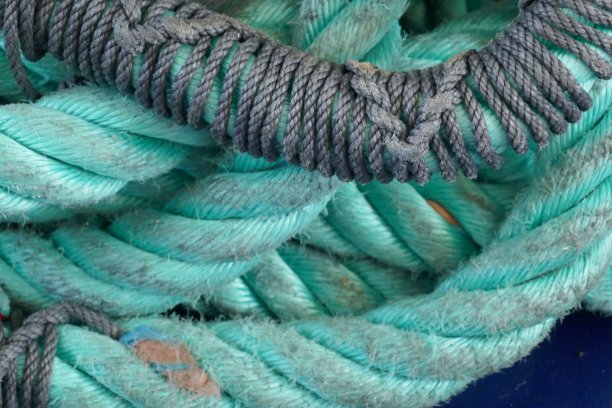 一艘旧渔船的细节和齿轮图片下载