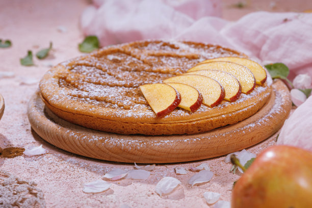 美味的传统苹果派，苹果切片放在圆形砧板上图片下载