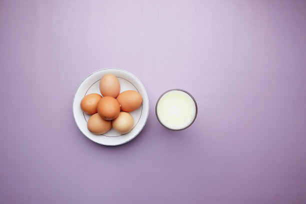 鸡蛋摆成弓形，桌上放着一杯牛奶图片下载