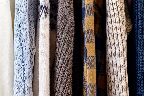 针织毛衣挂在衣架的衣架上。慢时尚。有意识的消费。车库甩卖，再利用衣物，二手和生态消费理念。图片下载