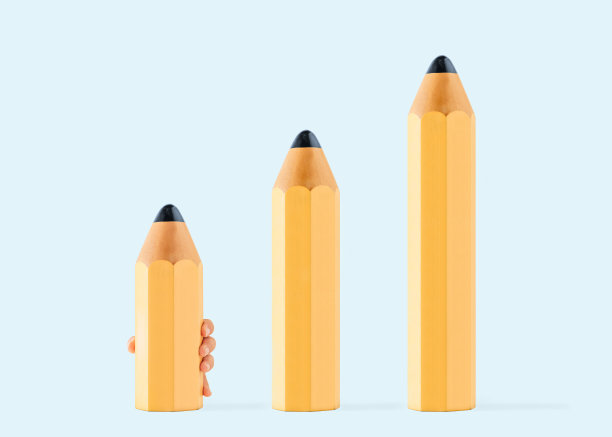 用黄色的铅笔纵向排列，孩子的手拿着最小的铅笔，简单抽象的书写或绘画练习。浅蓝色背景。回到学校。图片下载