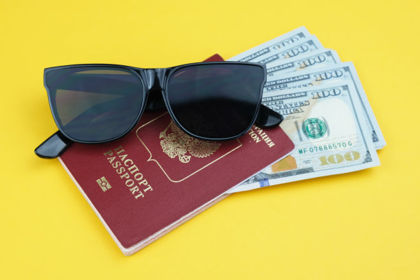 俄罗斯联邦公民的生物识别护照，一叠百元大钞和太阳镜图片下载