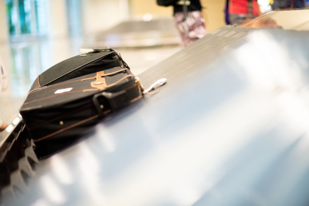 手提箱在机场的传送带上图片下载