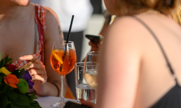 一群年轻女子在鸡尾酒会上图片下载