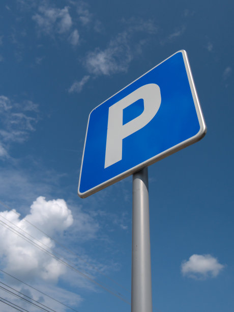 安装了新的“P”停车标志，低角度视野。蓝天白云为背景图片下载
