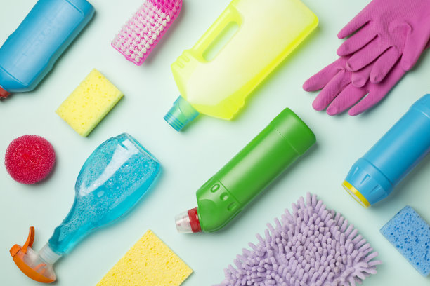 许多不同的房屋清洁产品的彩色背景，俯视图图片下载