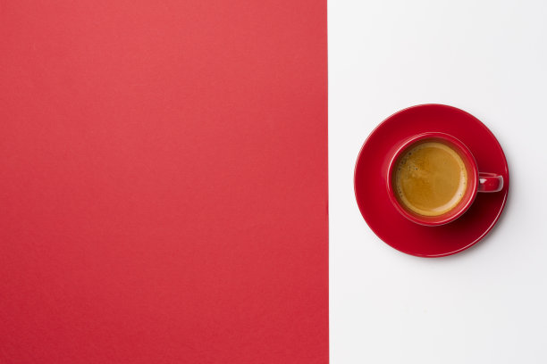 一杯美味的咖啡在彩色背景，俯视图图片下载