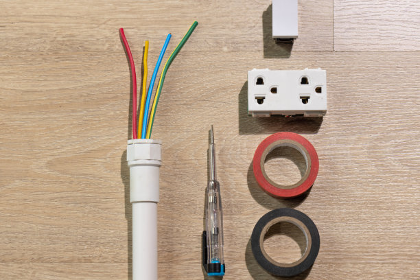 电工在PVC管道修理电线，装修房屋。图片下载