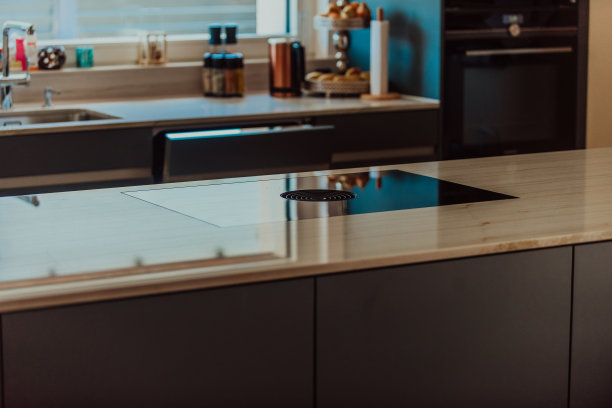 现代灰色厨房，配有电子设备和装饰物品图片下载