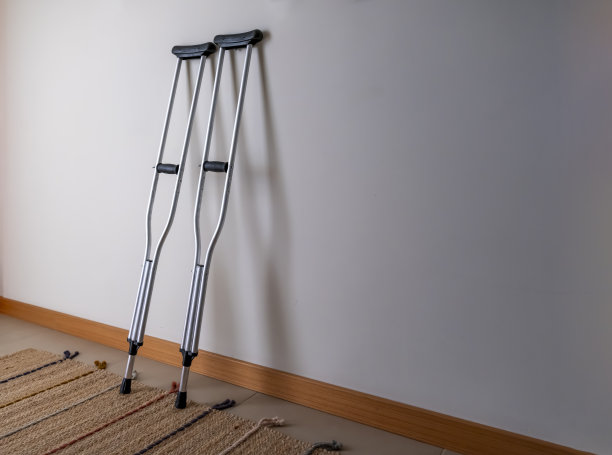 拐杖放在墙前图片下载
