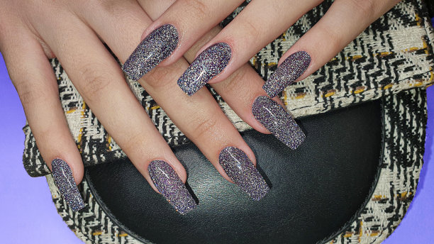 丙烯酸美甲延伸，修甲，修甲，前景中的手。反射性的设计。图片下载