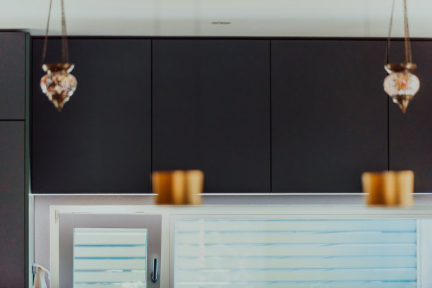 现代灰色厨房，配有电子设备和装饰物品图片下载