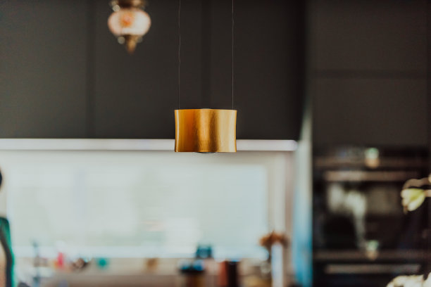 现代灰色厨房，配有电子设备和装饰物品图片下载