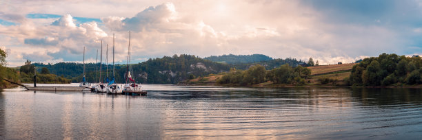Czorsztyn湖上美丽的海湾。山的风景。停泊在小码头的帆船。Czorsztyn、波兰图片下载