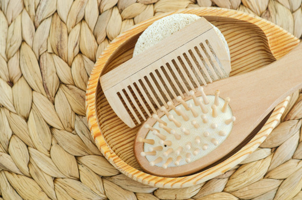 小毛(须)梳和木梳子。生态友好的化妆品。天然美容护理、护肤或零浪费的理念。俯视图，复制空间。图片下载