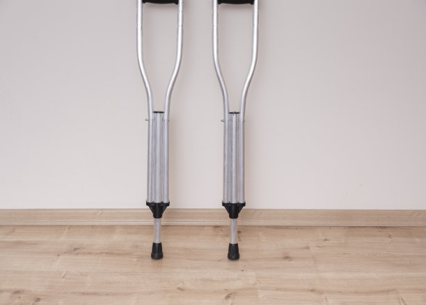 拐杖放在墙前图片下载