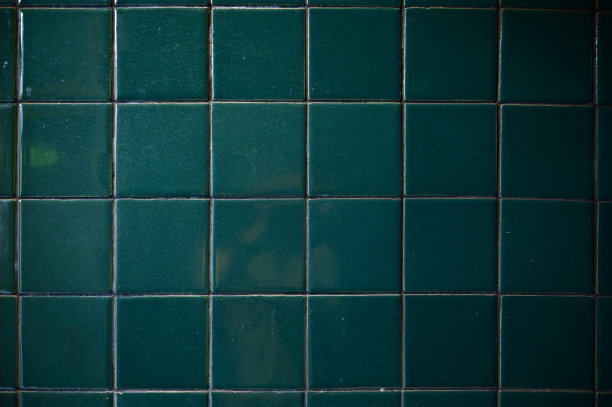 深绿色墙面浴室，室内设计图片下载